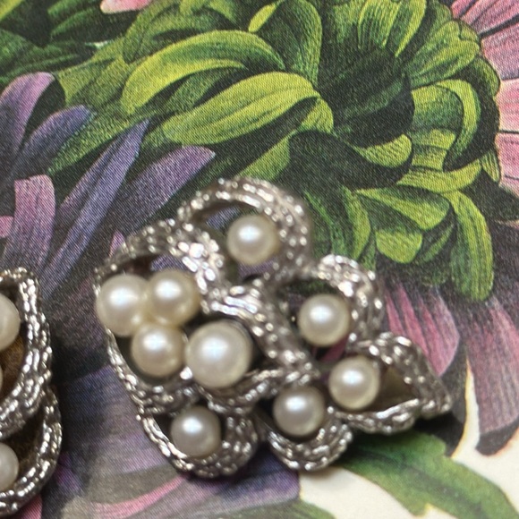 Trifari Faux Pearl & Textured Silver Metal Leaf Shaped Clip Earrings-1 1/4” x 1” - Picture 2 of 8